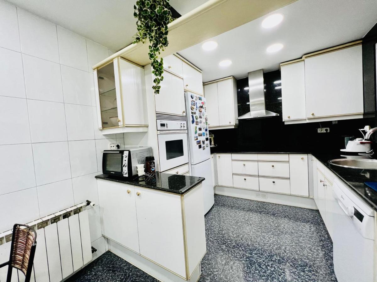 Your Second Home In Barcelona With Private Room And Private Bathroom Close To Montjuic, Pl Espana, La Rambla, Ferry Port المظهر الخارجي الصورة